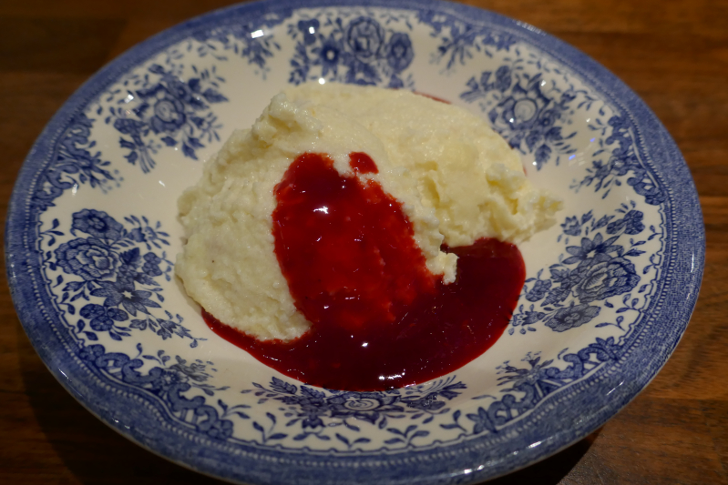 Semulepudding med bringebærcoulis