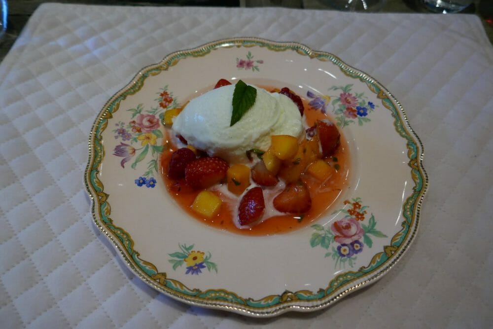 Ukemeny for uke 12 Yoghurtis med mango og pasjonsfrukt med salsa