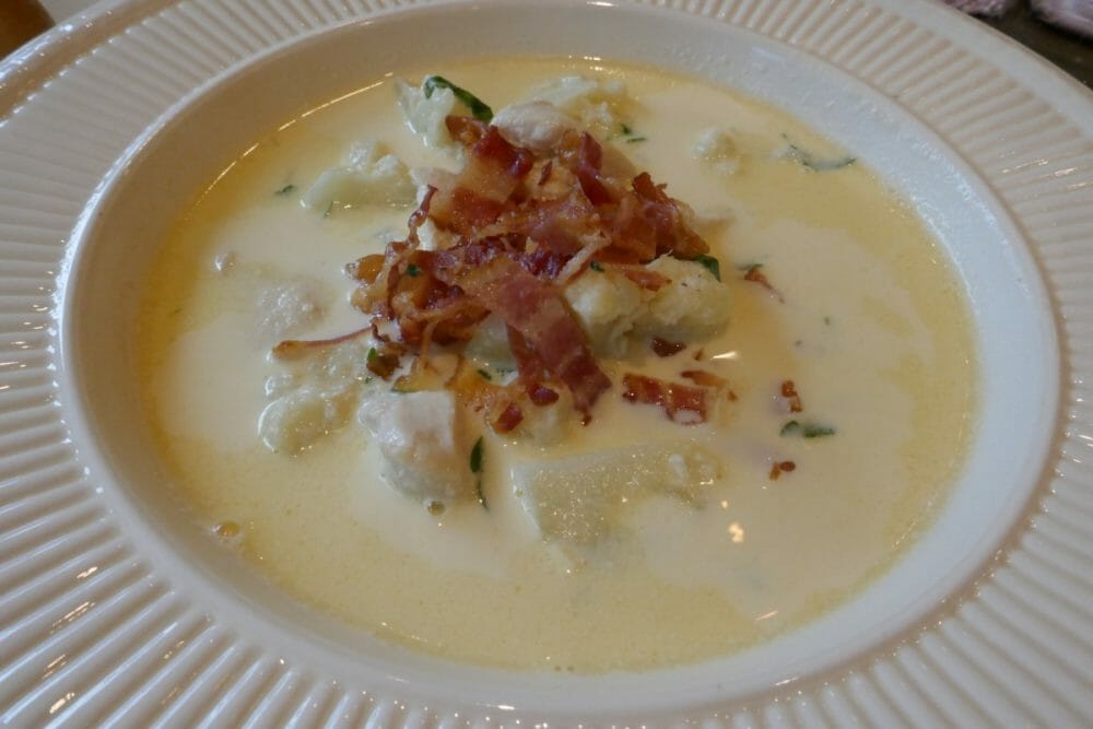 Blomkålsuppe med kylling og sprøstekt bacon