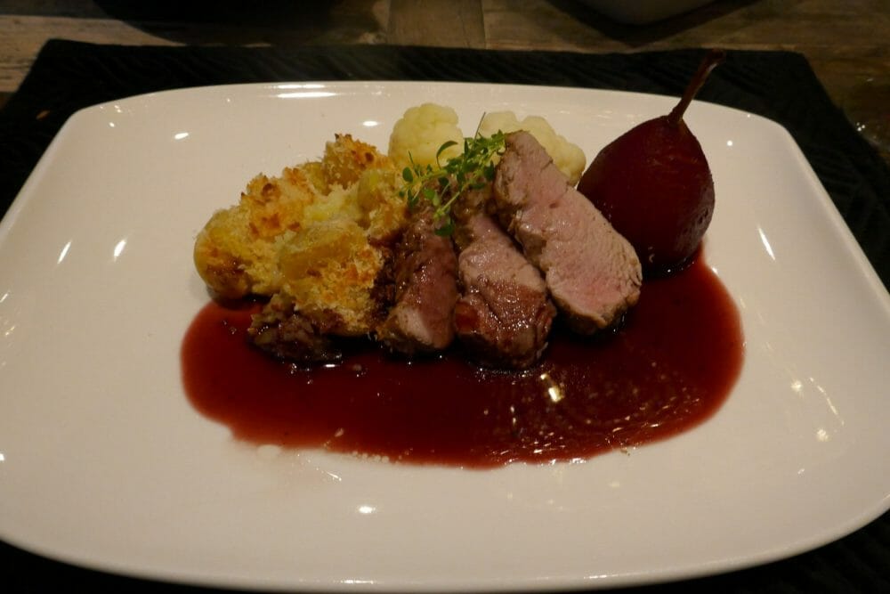 Svinefilet sous vide med rødvinskokt pære, rødvinssaus og spennende poteter