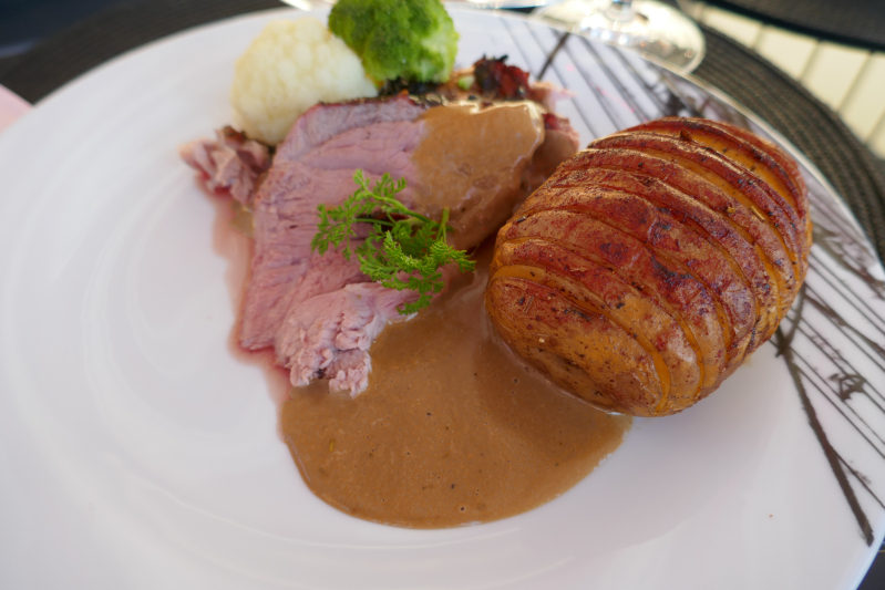 Lam sous vide med hasselbackpoteter og mammas deilige saus