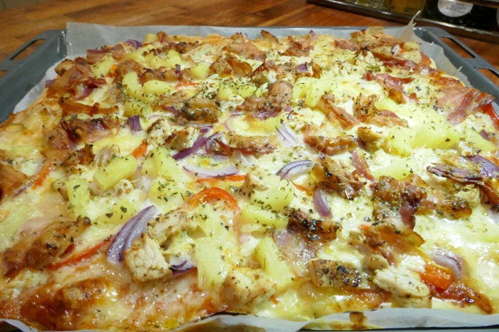 Hvit pizza med kalkun og bacon