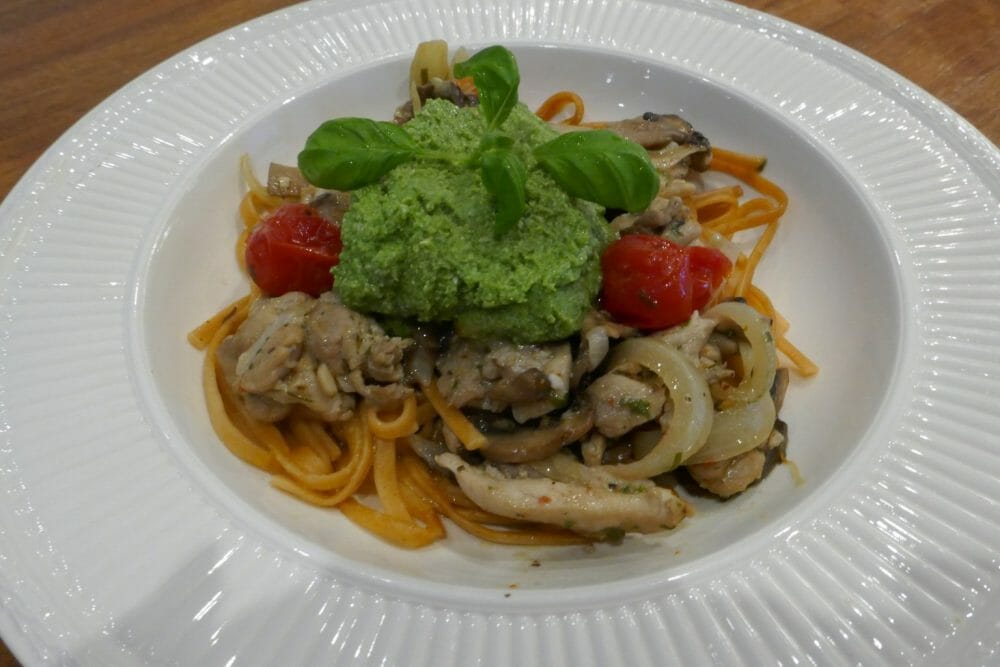 Peperoncino rosso med kylling og pesto Peperoncino rosso med kylling og pesto