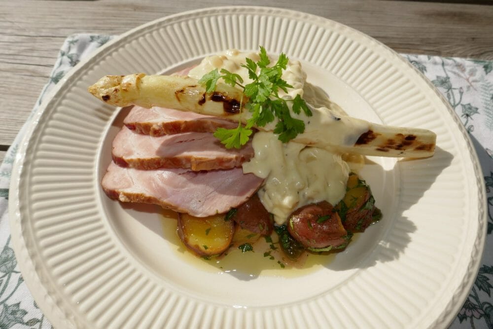 Sommerskinke med potetsalat og aspargessaus Sommerskinke med potetsalat og aspargessaus