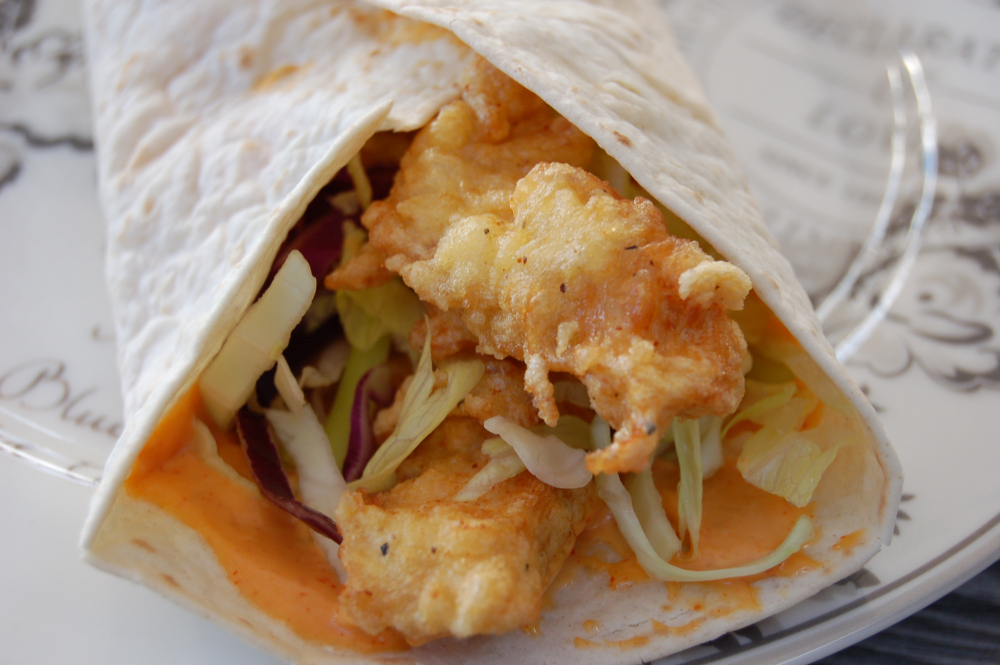 Kylling karaage i wrap med chilimajones