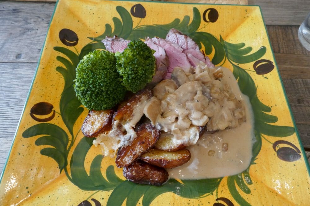 Kalvefilet med ovnsbakte parmesanpoteter og konjakk- og soppsaus Kalvefilet med ovnsbakte parmesanpoteter og konjakk- og soppsaus