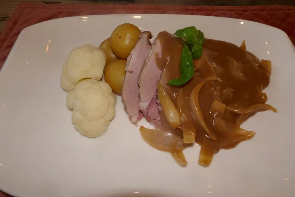 Svinesteik i sous vide med gammeldags brun saus
