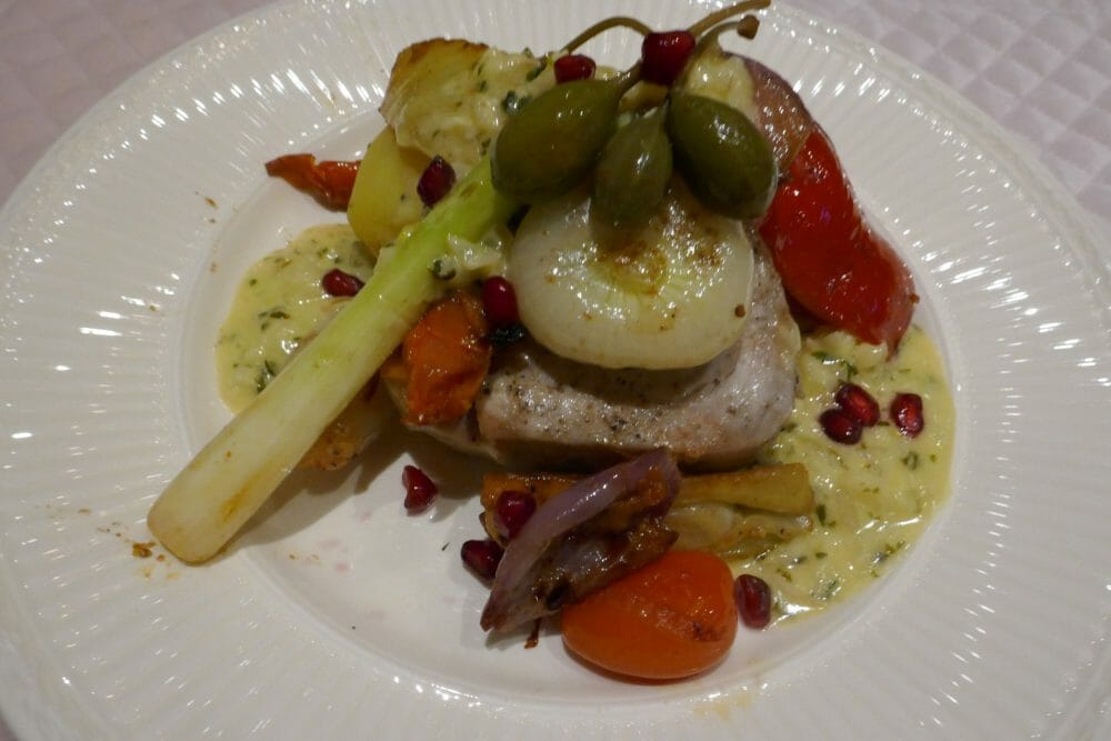 Tunfisk med grilla grønnsaker og fennikel- og eplesaus Tunfisk med grilla grønnsaker og fennikel- og eplesaus