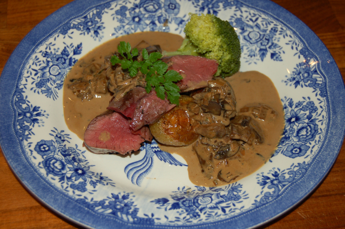 Reindeer tenderloin with baked pearl potatoes and sauce with mushrooms and blue cheese Reindeer tenderloin with baked pearl potatoes and sauce with mushrooms and blue cheese