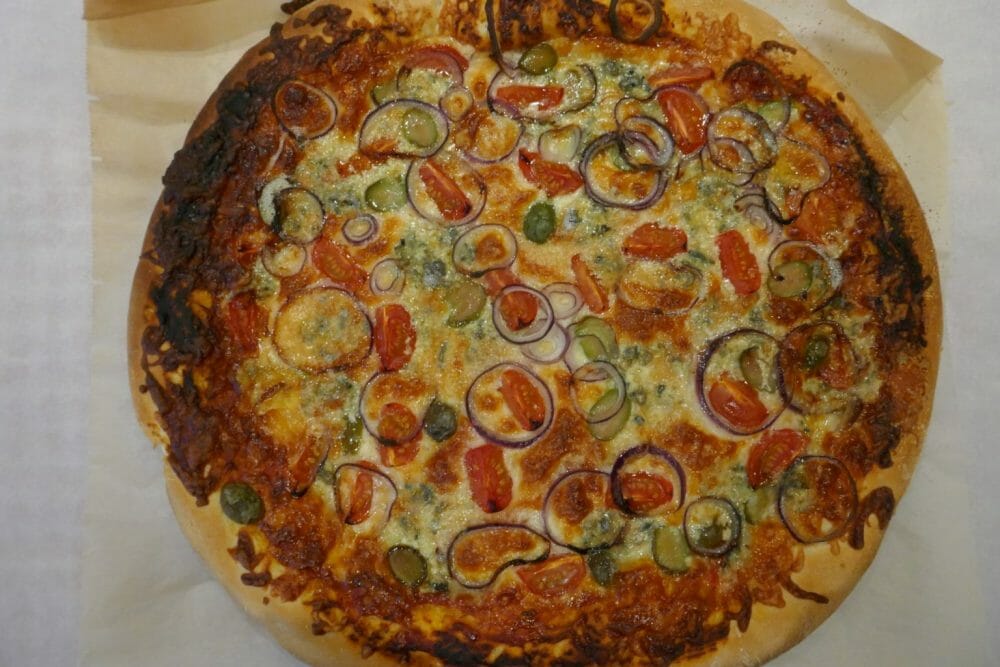 Pizza med 6 oster og oliven