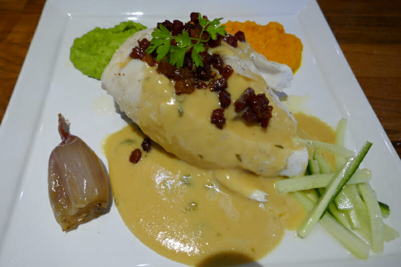 Kveitefilet med stekt bacon, sylta agurk, gulrotpuré, ertepuré, bakt sjalottløk og pastissaus