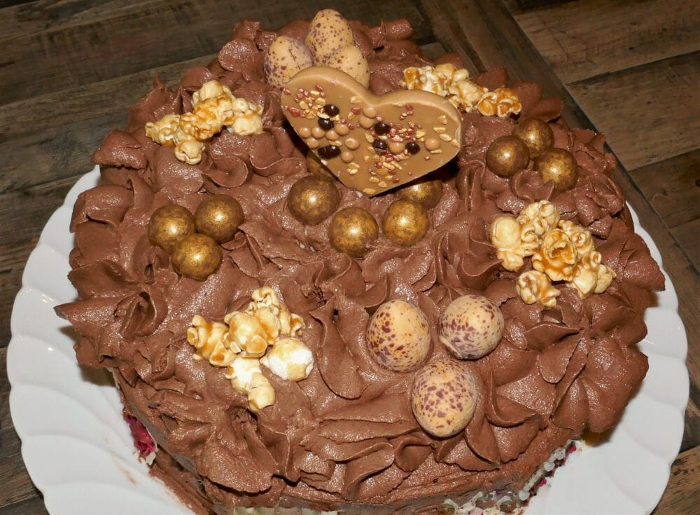 Sjokoladekake med karamell og peanøtter
