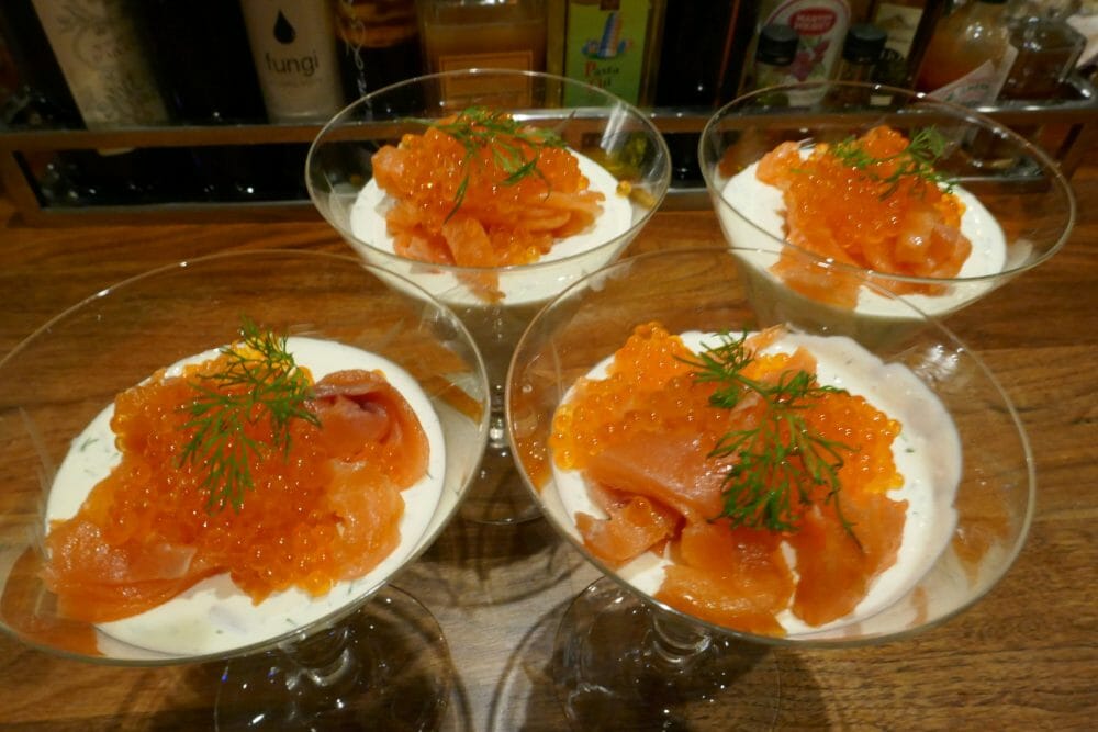 Dillpannacotta med laks og lakserogn Dillpannacotta med laks og lakserogn