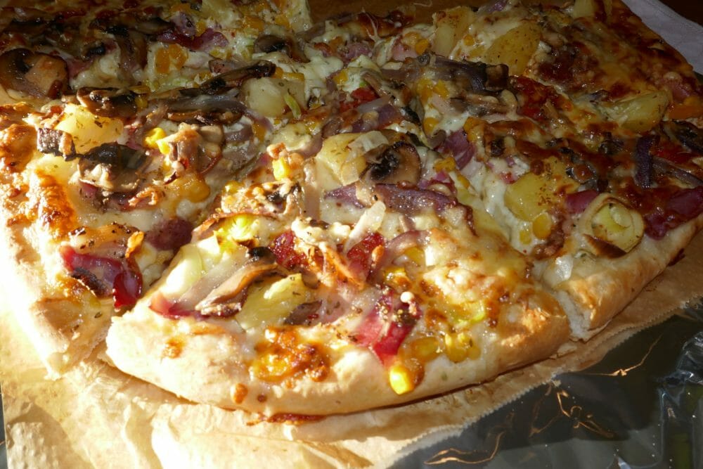 Hvit pizza med bacon, sopp og ananas Hvit pizza med bacon, sopp og ananas