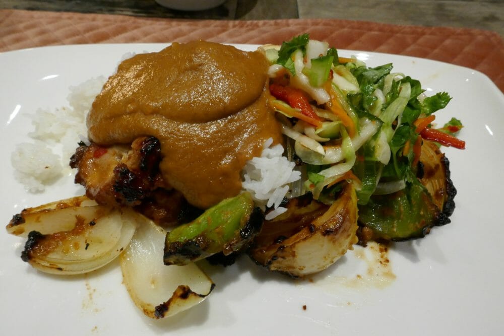 Salat med kylling og peanøttsaus Salat med kylling og peanøttsaus