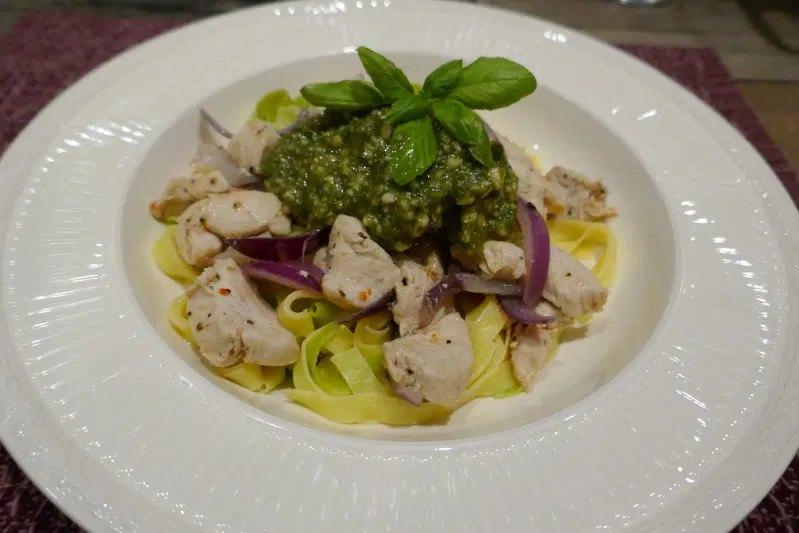Tagliatelle med kyllingfilet og hjemmelaget pesto Tagliatelle med kyllingfilet og hjemmelaget pesto