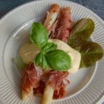 Grillet hvit asparges i parmaskinke med hollandaisesaus