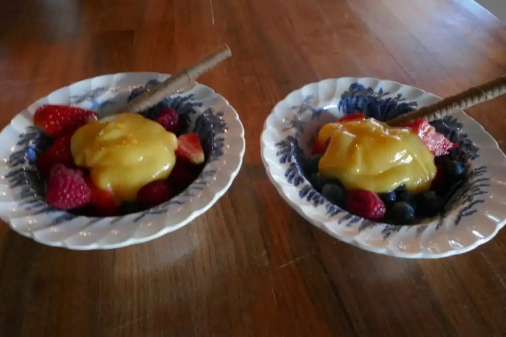 Lemon curd med friske bær og noe sprøtt