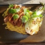 Tunfisk Szechuan med nudler og bok choy