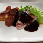 Tunfisk med rødvinssaus og råstekte poteter
