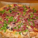 Hvit pizza med sopp og spekeskinke