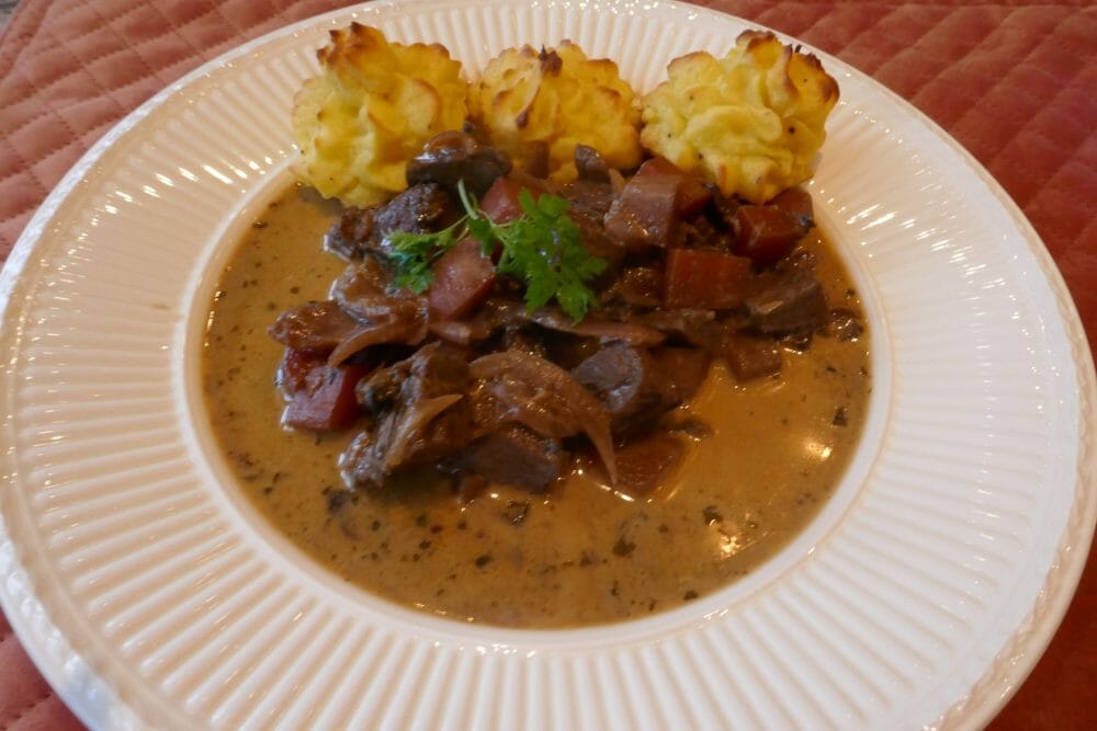 Oksegryte med duchessepoteter