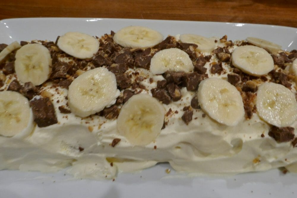Rullekake med hasselnøtter, sjokolade og banan Rullekake med hasselnøtter, sjokolade og banan