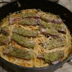 Tunfisk med pesto med pasta i tomatsaus