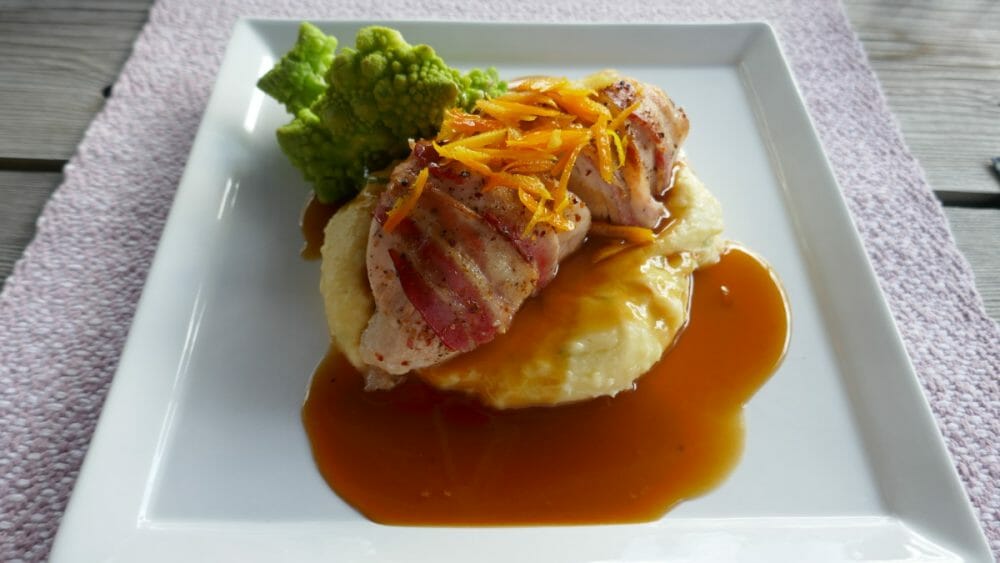 Ostefylt kyllingfilet med potetpuré og en nydelig appelsinsaus