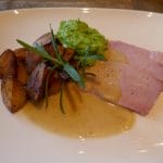 Skinkestek med eplesaus og sprøstekte poteter