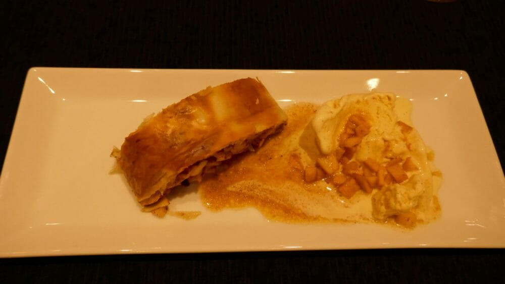 Apfelstrudel med eple- og kanelsaus