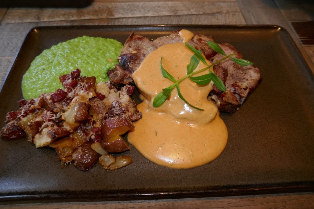 Svinekoteletter med choronsaus og baconpoteter