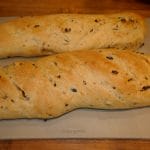 Baguette med oliven og soltørket tomat