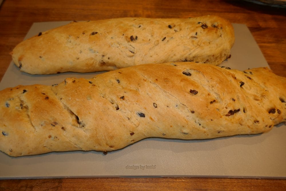 Baguette med oliven og soltørket tomat