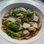 Tortellinisuppe med grønnsaker og pesto