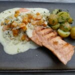 Laks med pastissaus og middelhavspotetsalat