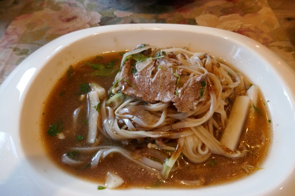 Lettvinn phở