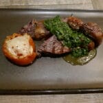 Biff med gremolata og bakt tomat