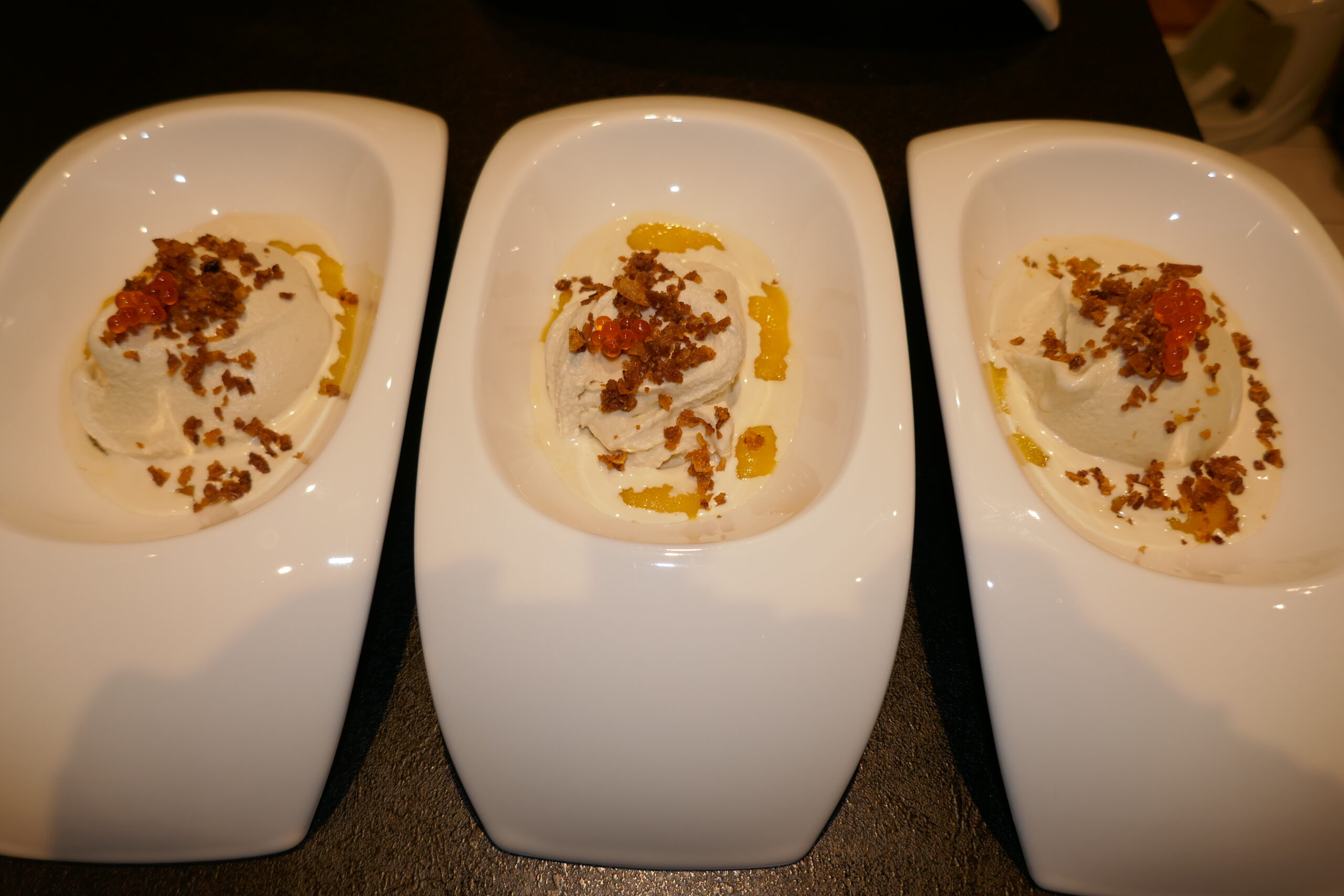 Tonkabønneis med mangopuré, sprøstekt løk og rogn_2