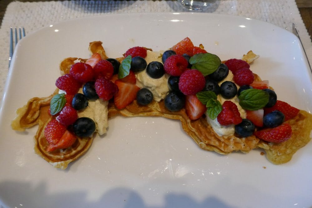 Vafler med is og bær til dessert