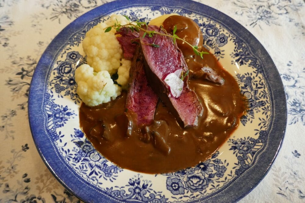 Helstekt elgkalvfilet med blåskimmelsaus