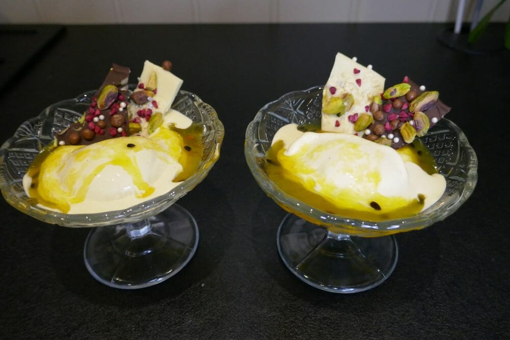 Vaniljeis med pasjonsfruktsaus og sjokoladepynt Vaniljeis med pasjonsfruktsaus og sjokoladepynt