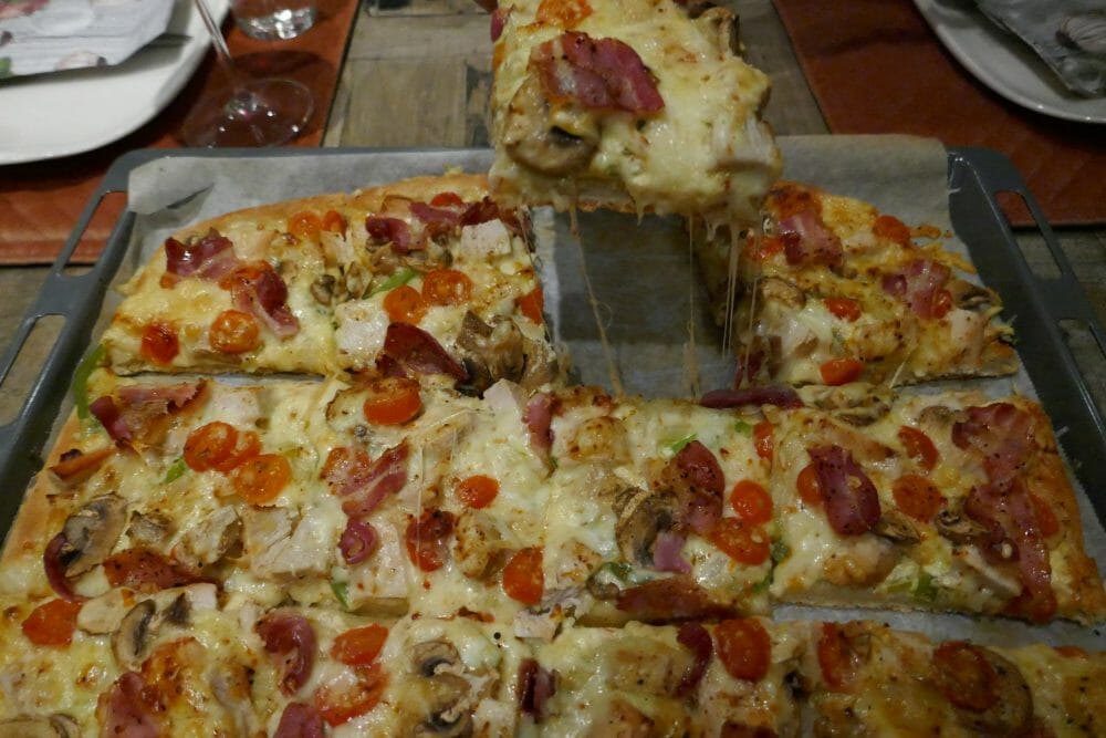 Hvit pizza med kalkun, bacon og sopp