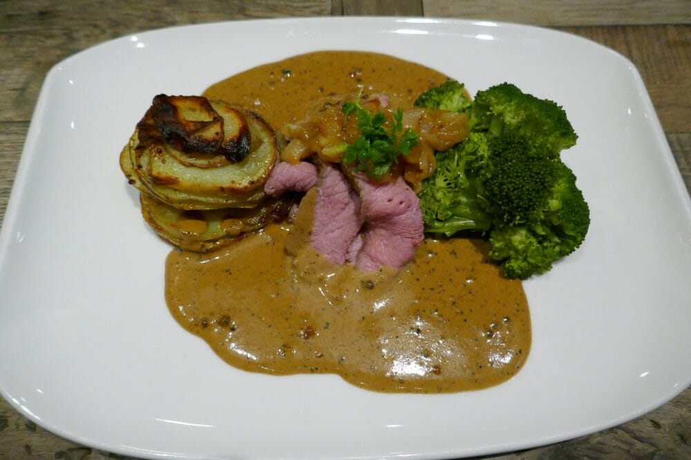 Kalvefilet med potetstabler og konjakk- og peppersaus Kalvefilet med potetstabler og konjakk- og peppersaus