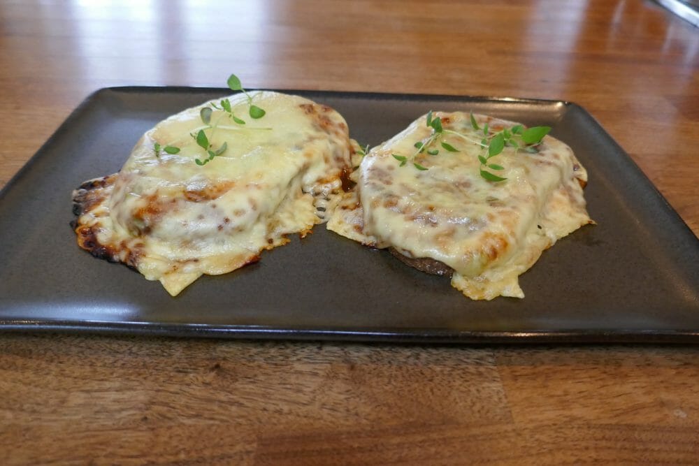Ostesmørbrød med hamburgerrygg og BBQ-saus Ostesmørbrød med hamburgerrygg og BBQ-saus