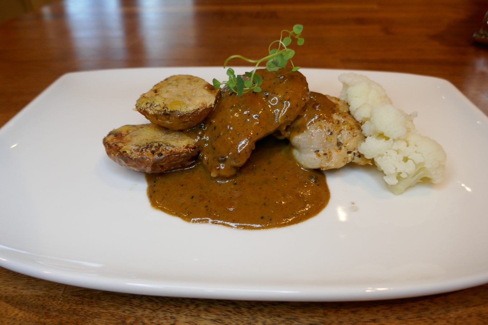 Kyllingfilet med parmesanpoteter og konjakk- og peppersaus