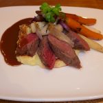 Reinsdyrfilet med portvinssaus og grilla grønnsaker