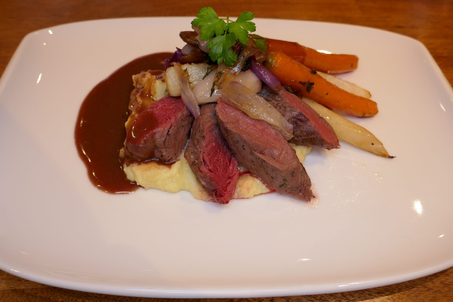 Reinsdyrfilet med portvinssaus og grilla grønnsaker