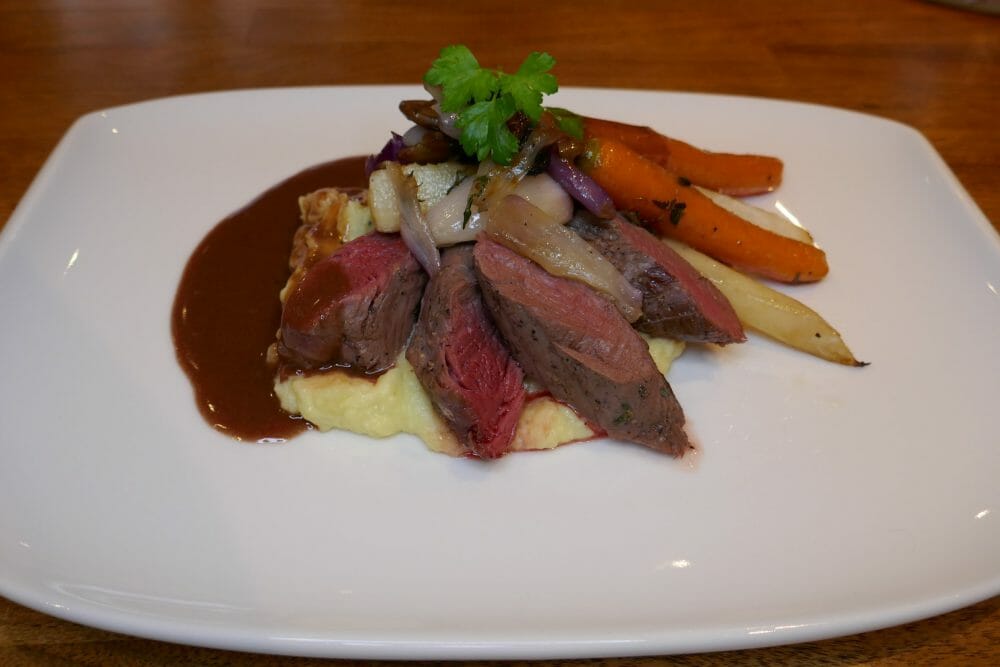 Reinsdyrfilet med portvinssaus og grilla grønnsaker Reinsdyrfilet med portvinssaus og grilla grønnsaker