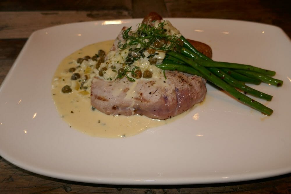 Tunfisk med kremet kaperssaus Tunfisk med kremet kaperssaus